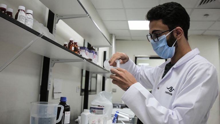 Un empleado de la farmacéutica egipcia Eva Pharma, durante la producción de remdesivir.