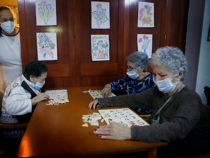 Tres mujeres en la residencia geriátrica Gravi, en Polinyà, Barcelona, este sábado.