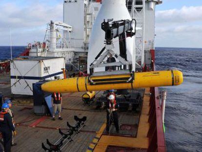 La tripulaci&oacute;n del nav&iacute;o australiano &#039;Ocean Shield&#039; maneja el submarino aut&oacute;nomo Bluefin-21 durante la b&uacute;squeda del MH370.  