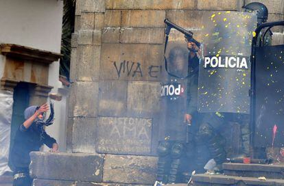 Un manifestante se enfrenta a la policía en Bogotá.