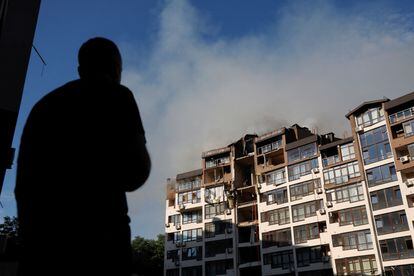 Una columna de humo se levanta de un bloque de viviendas tras un ataque con misiles en la capital ucrania, Kiev, este domingo.