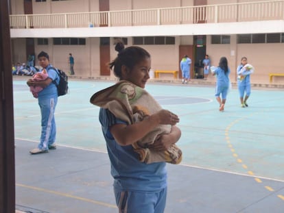 Alumnos con bebés electrónicos en Guatemala.