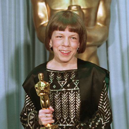 La actriz Linda Hunt posa con el Oscar que ganó en 1983 por 'El año que vivimos peligrosamente', en la que interpretaba a un hombre oriental.