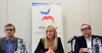 Los responsables de Wikipedia en rueda de prensa.