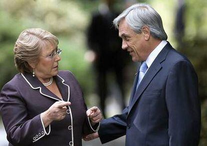 La presidenta chilena, Michelle Bachelet, habla con el mandatario electo, Sebastián Piñera, hoy en Santiago.