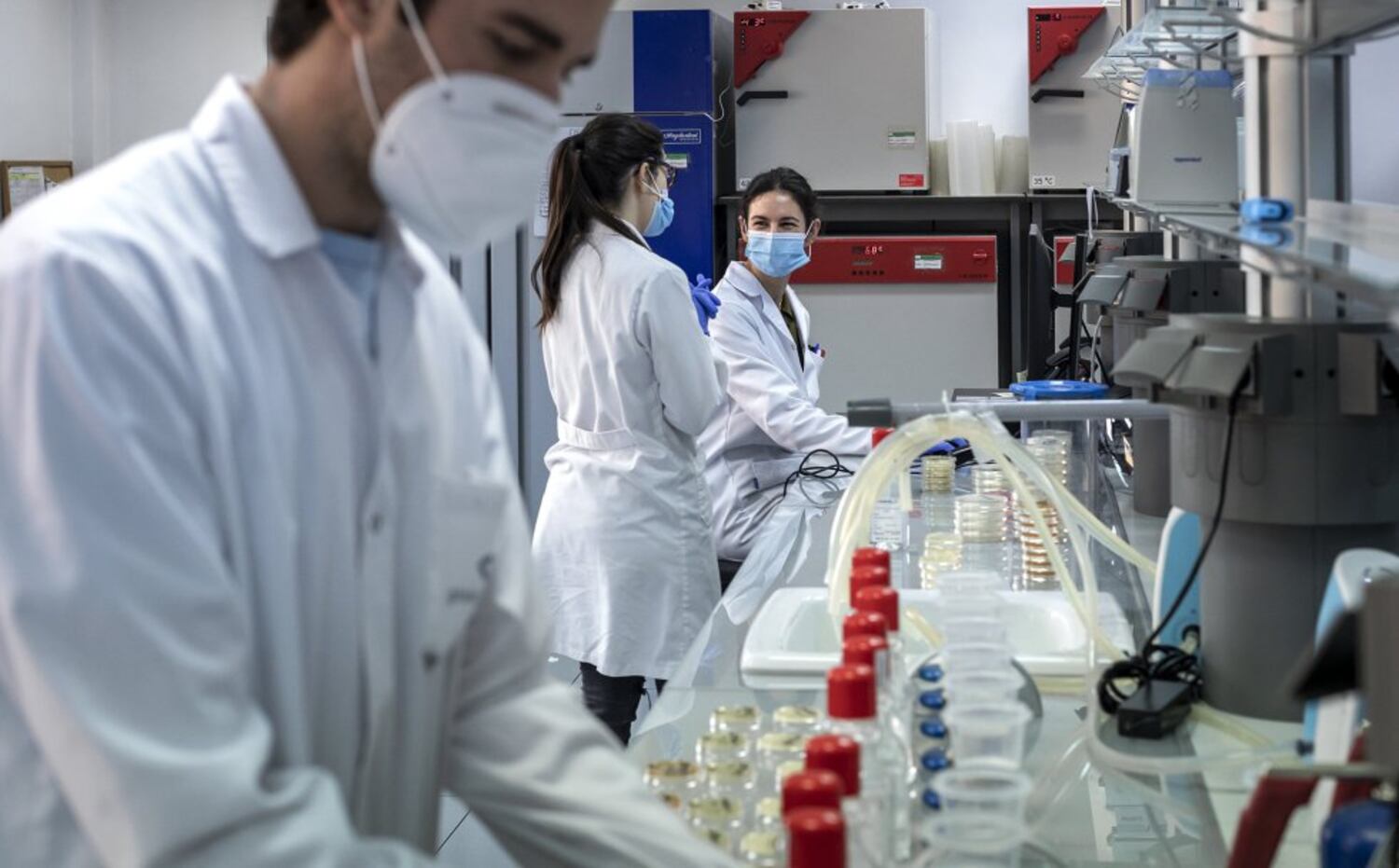 Un grupo de técnicos analiza las muestras de aguas fecales recogidas de las alcantarillas de la ciudad de Valencia en busca de rastros del coronavirus.
