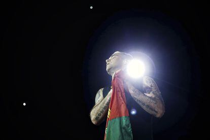 Robbie Williams tomó de un espectadora una bandera de Portugal y la portó durante toda la canción.