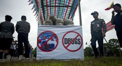 La policía de Myanmar recolectan droga antes de que sea destruída.