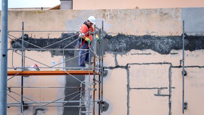Un obrero de la construcción trabaja en una obra en Ibiza.