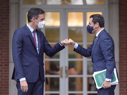 El presidente del Gobierno, Pedro Sánchez, saluda al presidente de la Junta de Andalucía, Juan Manuel Moreno, el pasado 17 de junio de 2021, en La Moncloa, en la primera reunión oficial entre ambos mandatarios.