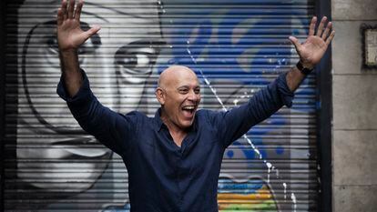 José Aquiles (Santiago de Cuba, 65 años) antes de dar un concierto en la Sala Harlem de Barcelona, en el inicio de su gira europea para conmemorar los 50 años del nacimiento de la nueva trova.