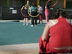 Una niña asiste al programa de tratamiento contra la obesidad infantil en el Hospital General de Valencia.