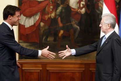 Mario Monti (derecha) saluda a su homólogo holandés, Mark Rutte, en Roma.
