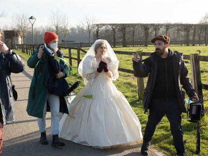 Kristen Stewart y Pablo Larraín, en el rodaje en Alemania de 'Spencer'.