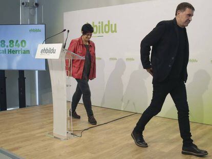 El coordinador general de EH Bildu, Arnaldo Otegi, y la dirigente Marian Beitialarrangoitia en San Sebastián.