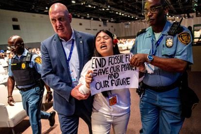 El personal de seguridad escoltaba este lunes a la activista climática Licypriya Kangujam, tras interrumpir una conferencia, en Dubái.