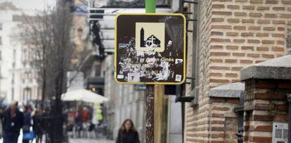 Estado deteriorado de una se&ntilde;al frente a la iglesia de San Gin&eacute;s, en el centro.