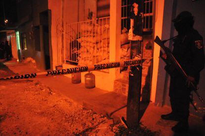 Agentes de la policía del Estado custodian la casa de Regina Martínez, en la colonia Felipe Carrillo en el puerto de Veracruz.