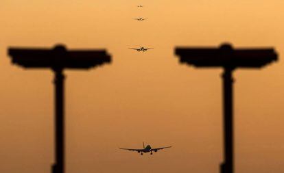 Una fila de aviones se prepara para aterrizar en el aeropuerto londinense de Heathrow, operado por Ferrovial.