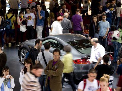 Unos visitantes contemplan uno de los modelos Audi en una edici&oacute;n anterior del Sal&oacute;n del Autom&oacute;vil.