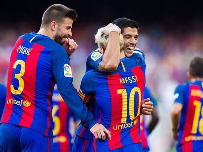 Piqué, Messi i Suárez celebren un gol del partit.