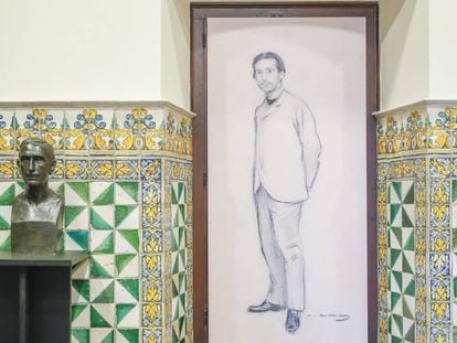 Bust de Pompeu Fabra a l&#039;IEC i, al costat, reproducci&oacute; del dibuix fet per Ramon Casas del jove Fabra.