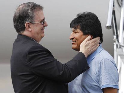 Evo Morales con el canciller Marcelo Ebrard a su llegada a México