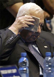 Ariel Sharon, tras el discurso inaugural de la Convención del Likud, ayer en Tel Aviv.