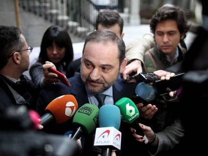 José Luis Ábalos atiende a los medios de comunicación este lunes en Madrid. En vídeo, el ministro de Transportes, asegura que las grabaciones de Barajas "aclararían muchas cosas".