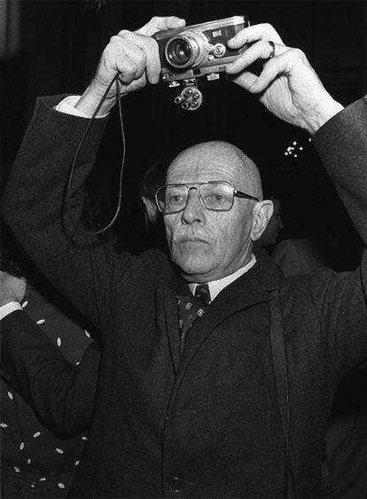Willy Ronis durante una entrega de premios en diciembre de 1979.
