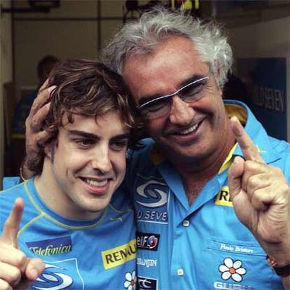 Flavio Briatore abraza a Fernando Alonso tras el éxito de ayer.