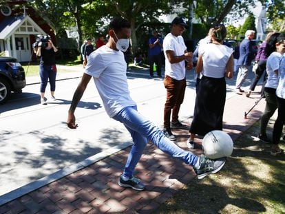 Un migrante venezolano juega futbol en Martha's Vineyard, Massachusetts, el 15 de septiembre de 2022.