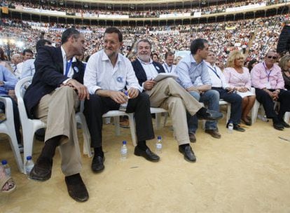 Francisco Camps, Mariano Rajoy, Jaime Mayor Oreja, Ricardo Costa y, a la derecha, con gafas de sol, Carlos Fabra, durante un mitin de la campaña europea en Valencia.