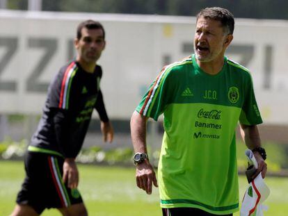 El seleccionador de M&eacute;xico, Juan Carlos Osorio, durante un entrenamiento