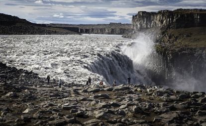 Excursionistas en la cascada Dettifoss, en el norte de Islandia.