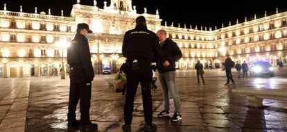 Policías nacionales vigilan el cumplimento de la normativa durante la pandemia en Salamanca en una imagen de archivo.
