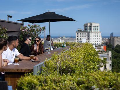 Turistas en la terraza de un hotel de Barcelona, en verano pasado.