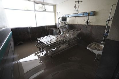Un cuarto de hospital inundado por las lluvias en Tula.