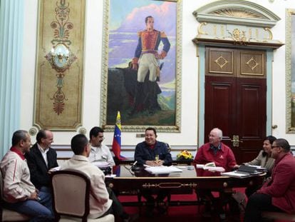 El presidente de Venezuela, Hugo Chávez, reunido con sus ministros del gabinete económico.