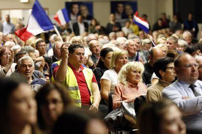 Simpatizantes de Marine Le Pen en un acto de Frente Nacional francés.