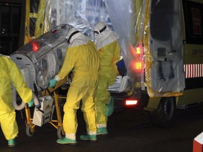 Personal sanitario traslada al religioso repatriado Manuel Garcia Viejo al hospital Carlos III.