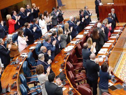 Los diputados del PP aplauden a Ángel Garrido en su despedida. 