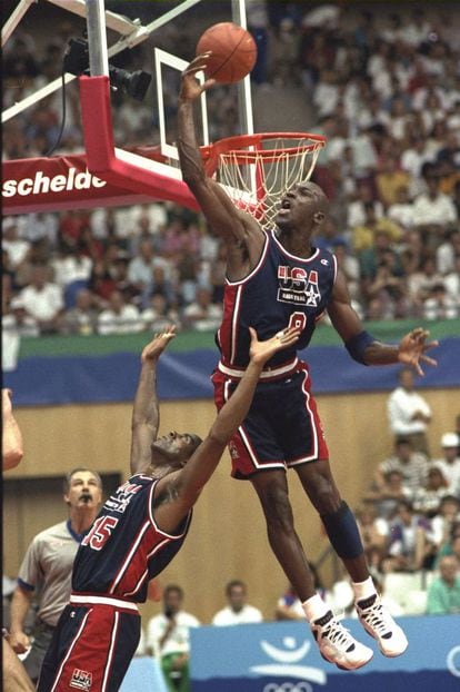 Michael Jordan junto a Magic Johnson, en un partido del Dream Team en la primera fase de los Juegos de Barcelona '92 ante Croacia