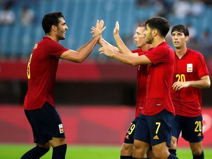 La selección española de fútbol celebra un gol durante el partido España-Costa de Marfil de cuartos de final de los Juegos Olímpicos de Tokio 2020.