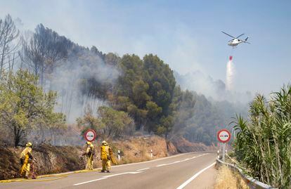 Bomberos y un helicóptero tratan de sofocar este miércoles las llamas del incendio declarado el pasado lunes en Ateca, Zaragoza.
