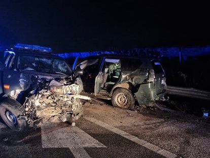 Los vehículos afectados en el accidente en el que un tráiler ha arrollado a varios vehículos en un control de la Guardia Civil a la altura de Los Palacios (Sevilla).