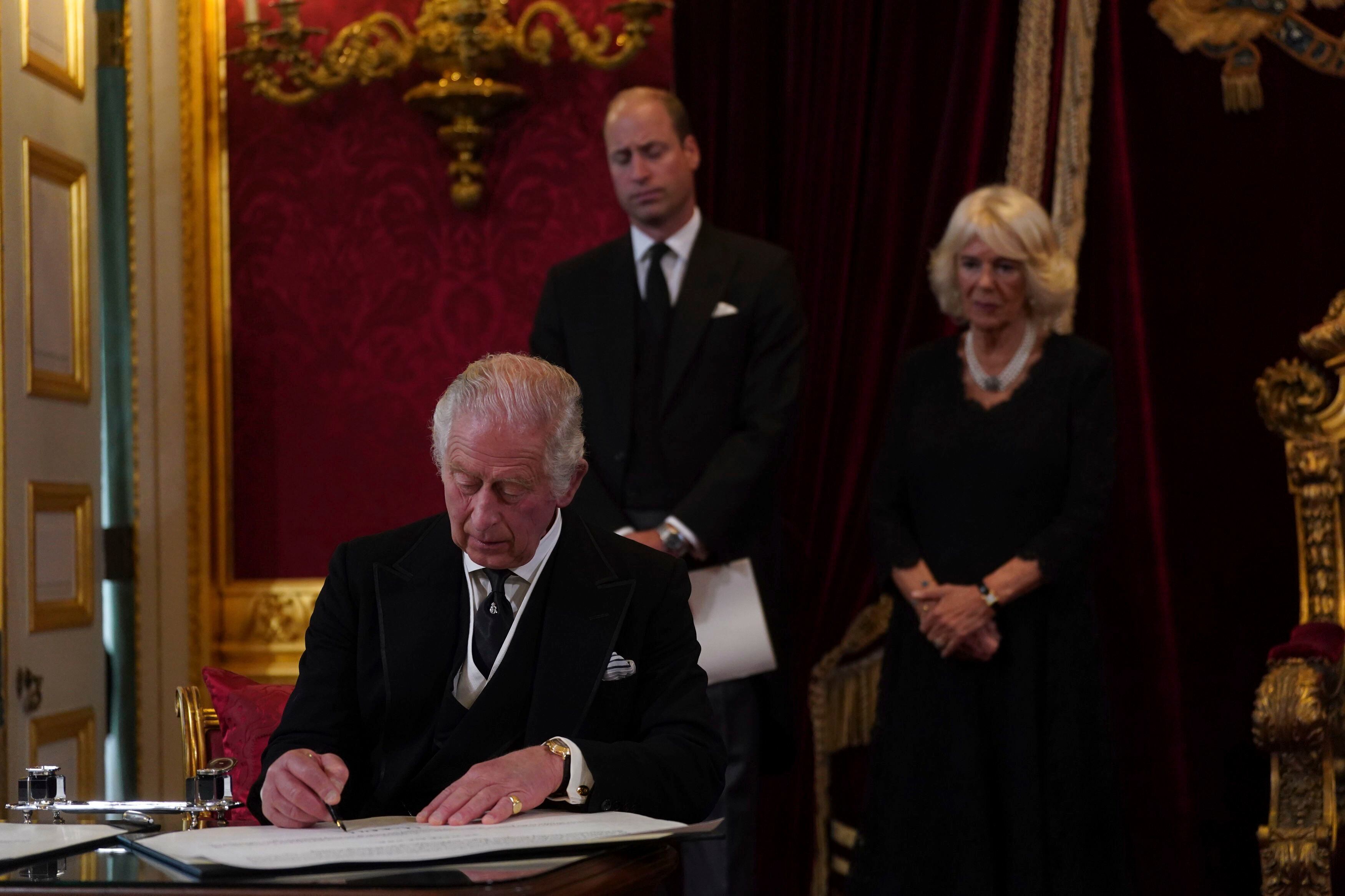 El nuevo monarca ha aprovechado la ocasión, como ayer ya hiciera en su primer discurso como rey, para recordar el legado de la reina Isabel II: 