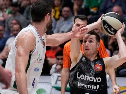 Marcelinho Huertas, con el balón ante Tyler Kalinoski, durante la final de la Copa del Rey de baloncesto que se disputa este domingo en el Pabellón Olímpico de Badalona.