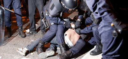 Agentes antidisturbios arrestan a un manifestante durante la huelga del 14-N.