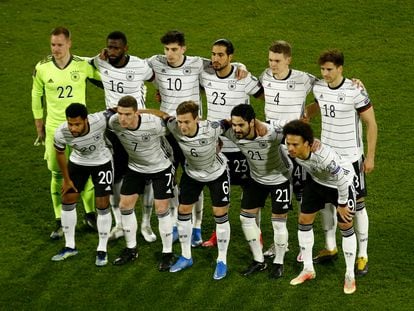 El equipo de Alemania posa antes de un partido.